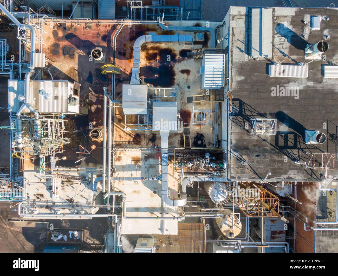 Drohnenbilder einer großen pharmazeutischen Fabrik mit vielen Rohren, kühlen Winkeln und interessanten Schatten. Stockfoto