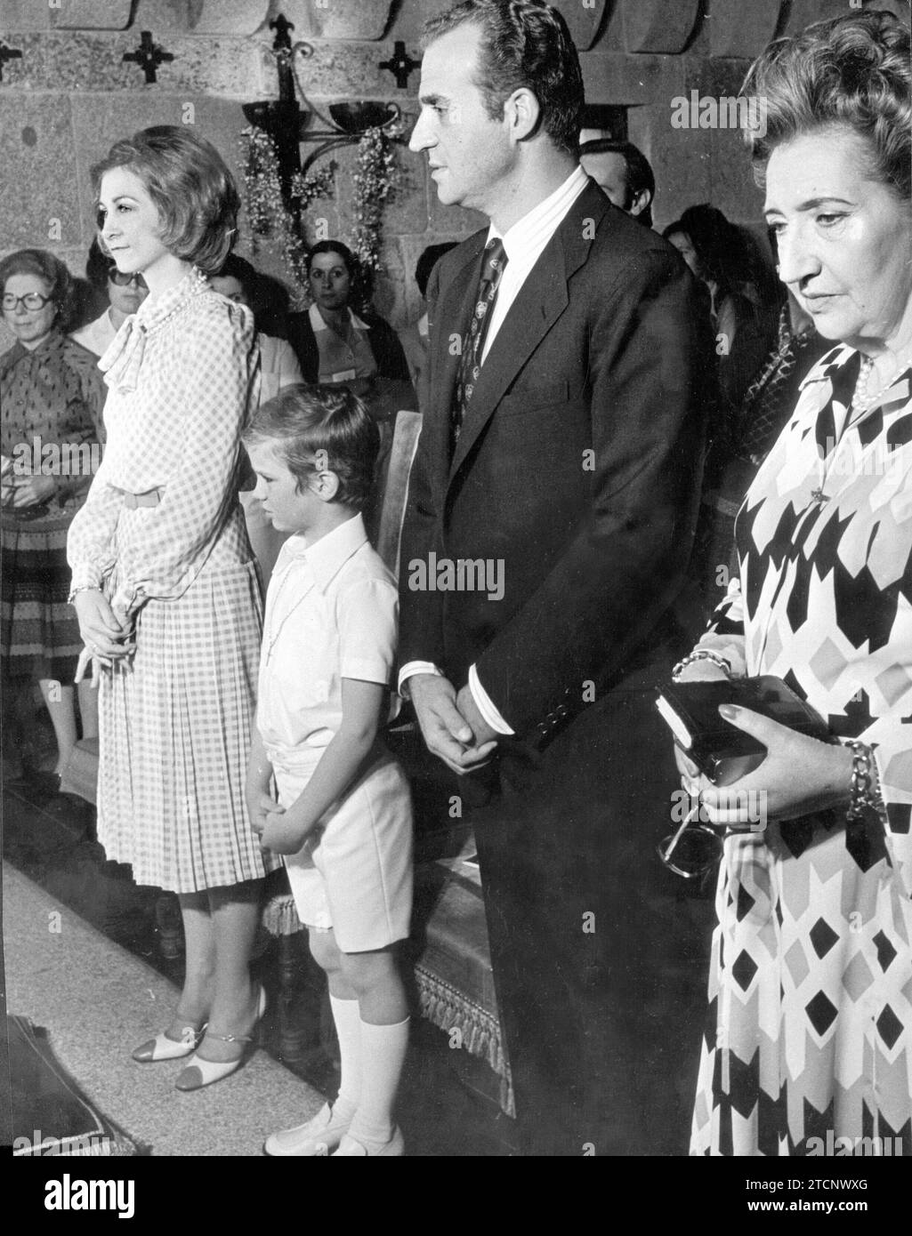 05/29/1975. Der Infante Don Felipe mit seinen Eltern, den Prinzen von Spanien und seiner Großmutter HRH, der Gräfin von Barcelona am Tag seiner ersten Kommunion. Quelle: Album / Archivo ABC / Ángel Carchenilla Stockfoto