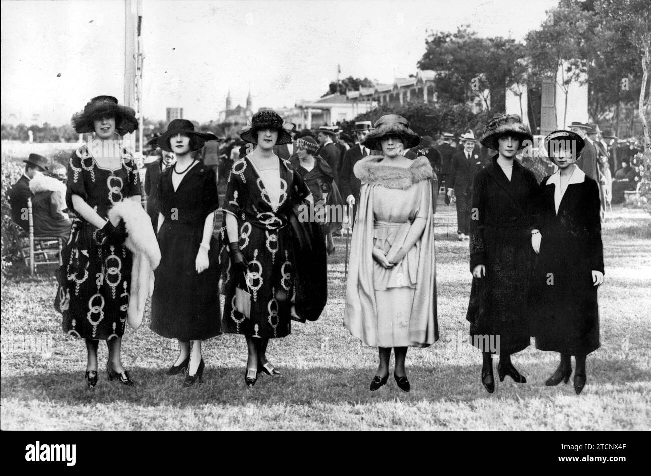 05/24/1920. Madrid. Am Hippodrom. Die schönen aristokratischen Damen (von links nach rechts), Paz Prado Ameno, María Borbón, Carola Prado Ameno, Pura Hornachuelos und die kleinen Prinzessinnen Margarita und Fabiola, Massimo de Borbón, während der Rennen am Sonntag. Foto: Larregla. Quelle: Album / Archivo ABC / Larregla Stockfoto