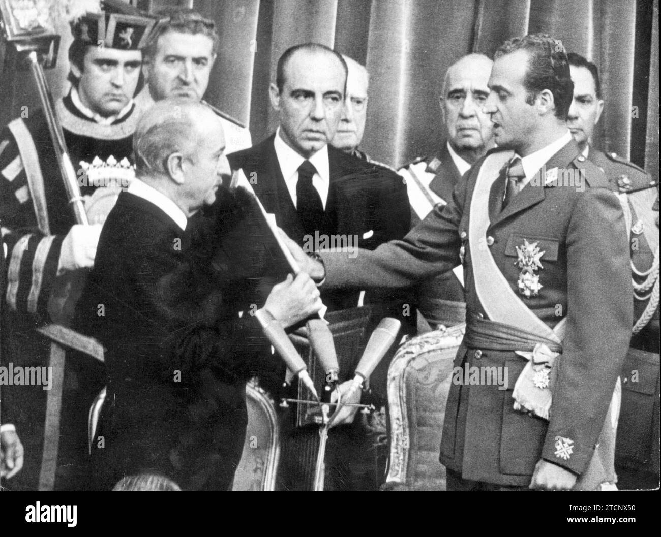 11/21/1975. Don Juan Carlos schwört vor dem Präsidenten der Cortes, Mr. Rodriguez de Valcarcel, zum König ernannt zu werden. Quelle: Album/Archivo ABC Stockfoto