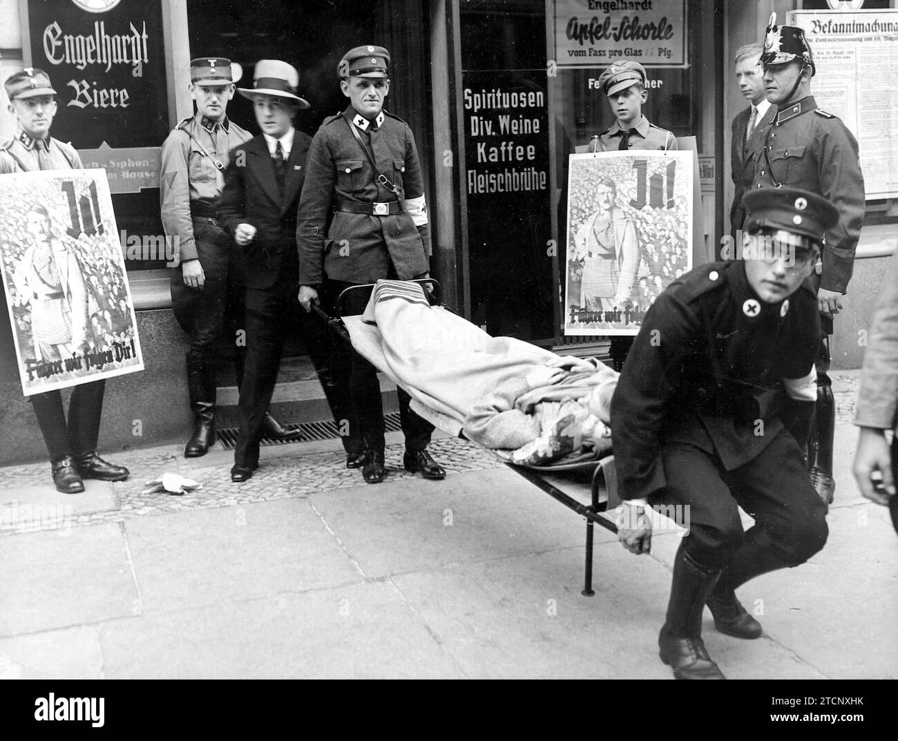 08/19/1934. Volksabstimmung in Deutschland zur Billigung des Gesetzes des Staatsoberhauptes des Deutschen Reiches, nach dem sich die Funktionen von Kanzler und Präsident auf Hitler konzentrierten. In The Image wird eine Invalid Woman transportiert, um ihre Stimme abzugeben. Foto: Vidal. Quelle: Album / Archivo ABC / Vidal Stockfoto