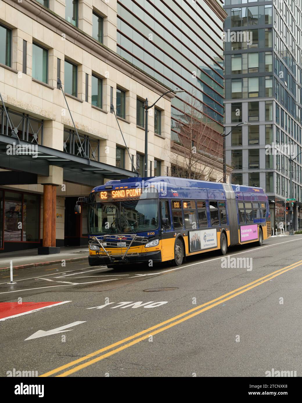 Seattle - 15. Januar 2023; King County Metro Bus auf der Wet Street in der Innenstadt von Seattle Stockfoto