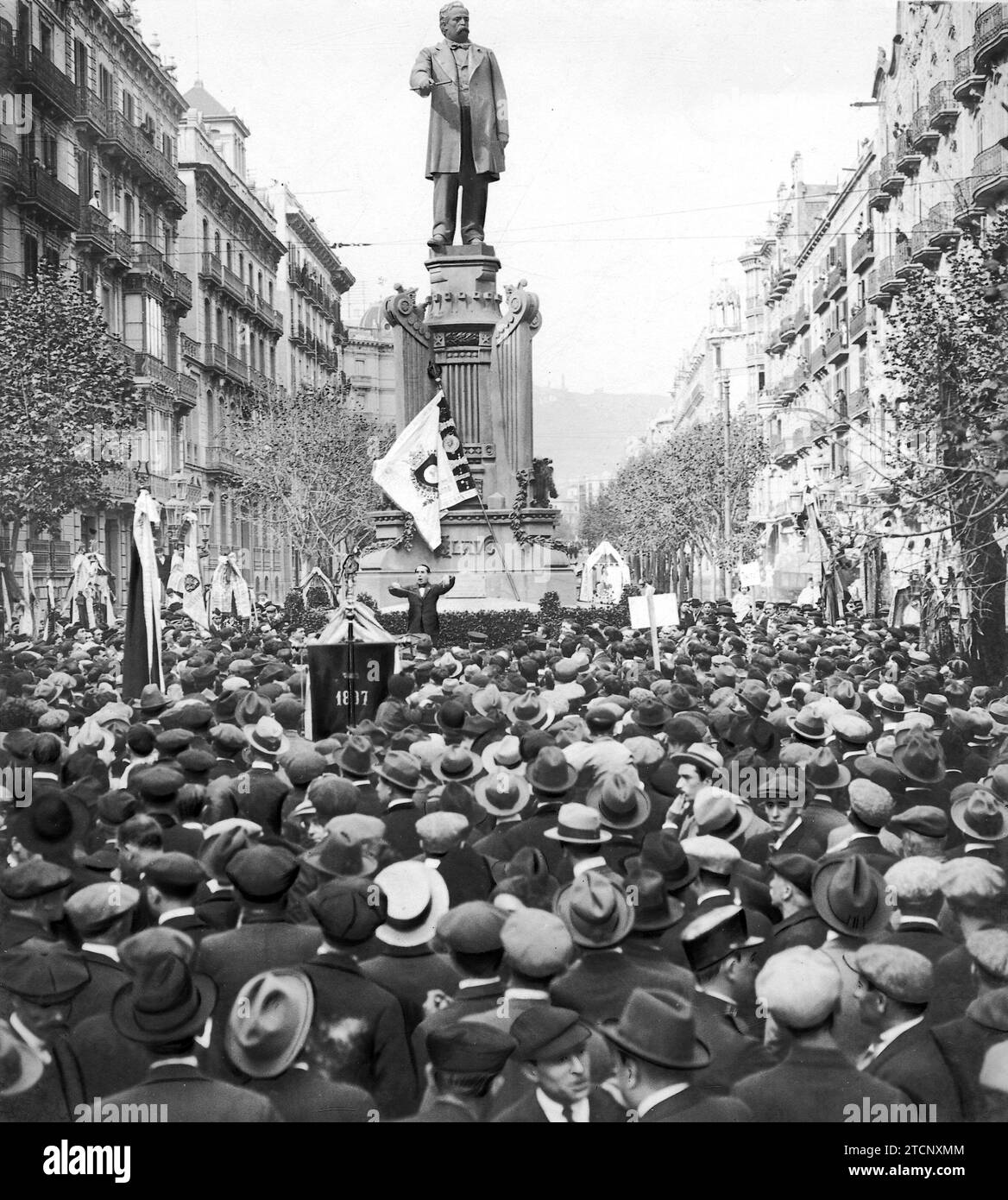 10/31/1921. Barcelona. Hommage an Clave. Die Chorgesellschaften und Chöre mit ihren Fahnen und Bannern vor dem Denkmal des berühmten Musikers. Quelle: Album / Archivo ABC / Josep Brangulí Stockfoto