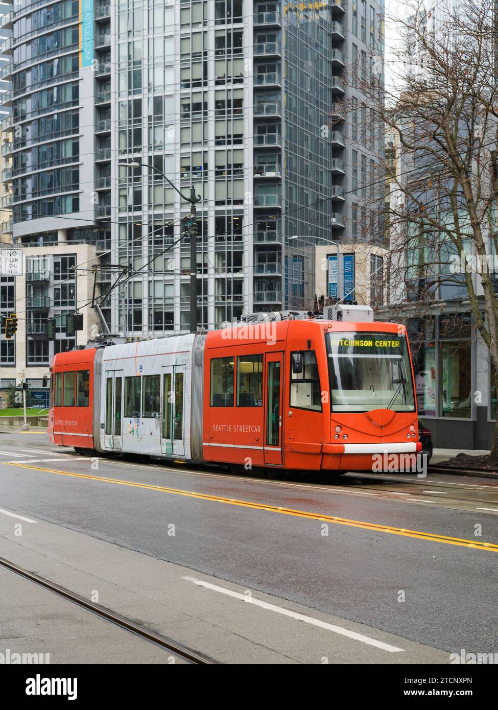 Seattle - 15. Januar 2023; Orange Seattle Streetcar auf der feuchten Seattle Street im Winter Stockfoto