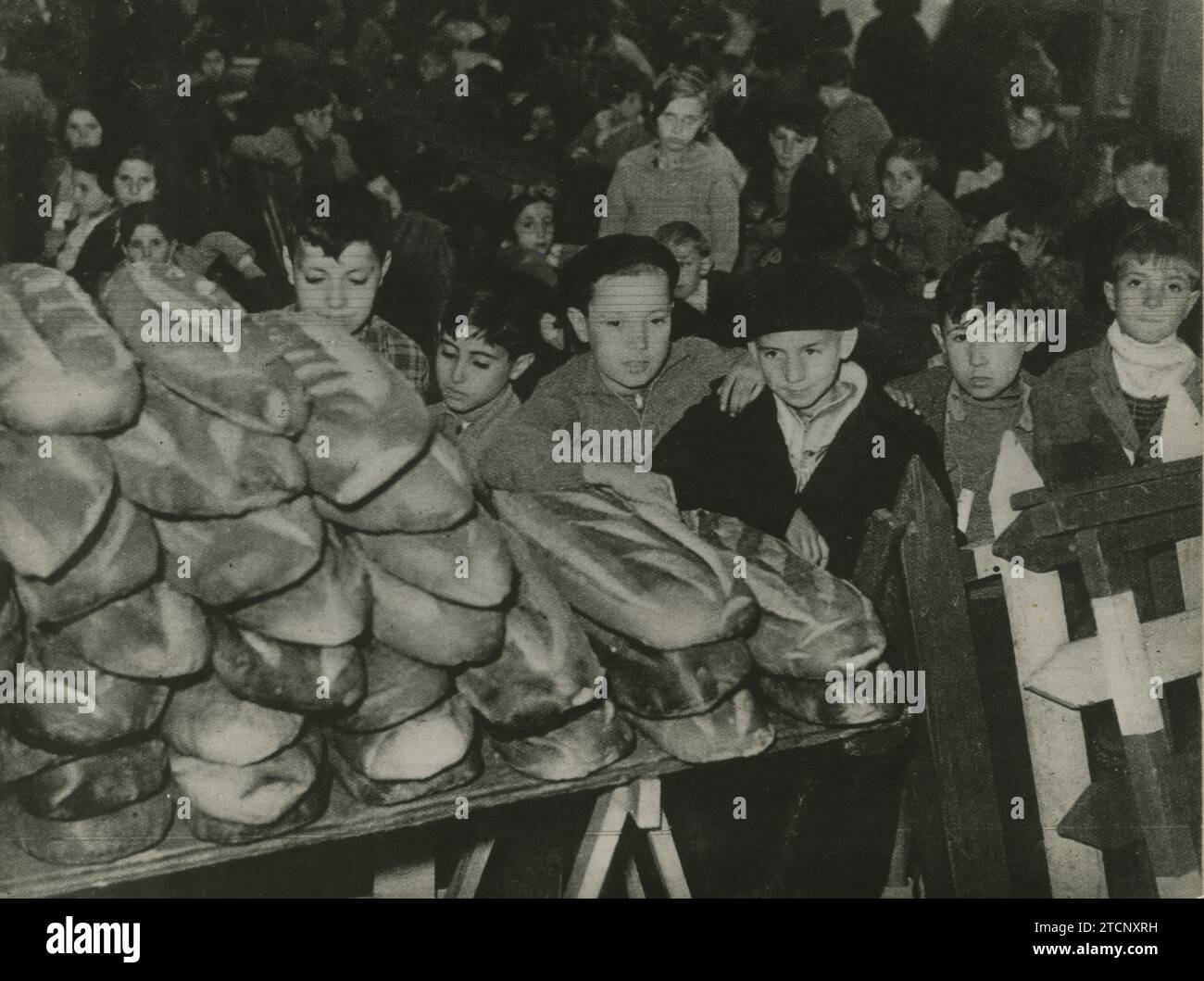 Frankreich, 20.06.1937. Die kleinen spanischen Flüchtlinge, die vor kurzem im Lager La Palisse angekommen sind, von wo aus sie in Gruppen zu ihren letzten Unterkünften abreisen werden. Quelle: Album/Archivo ABC Stockfoto