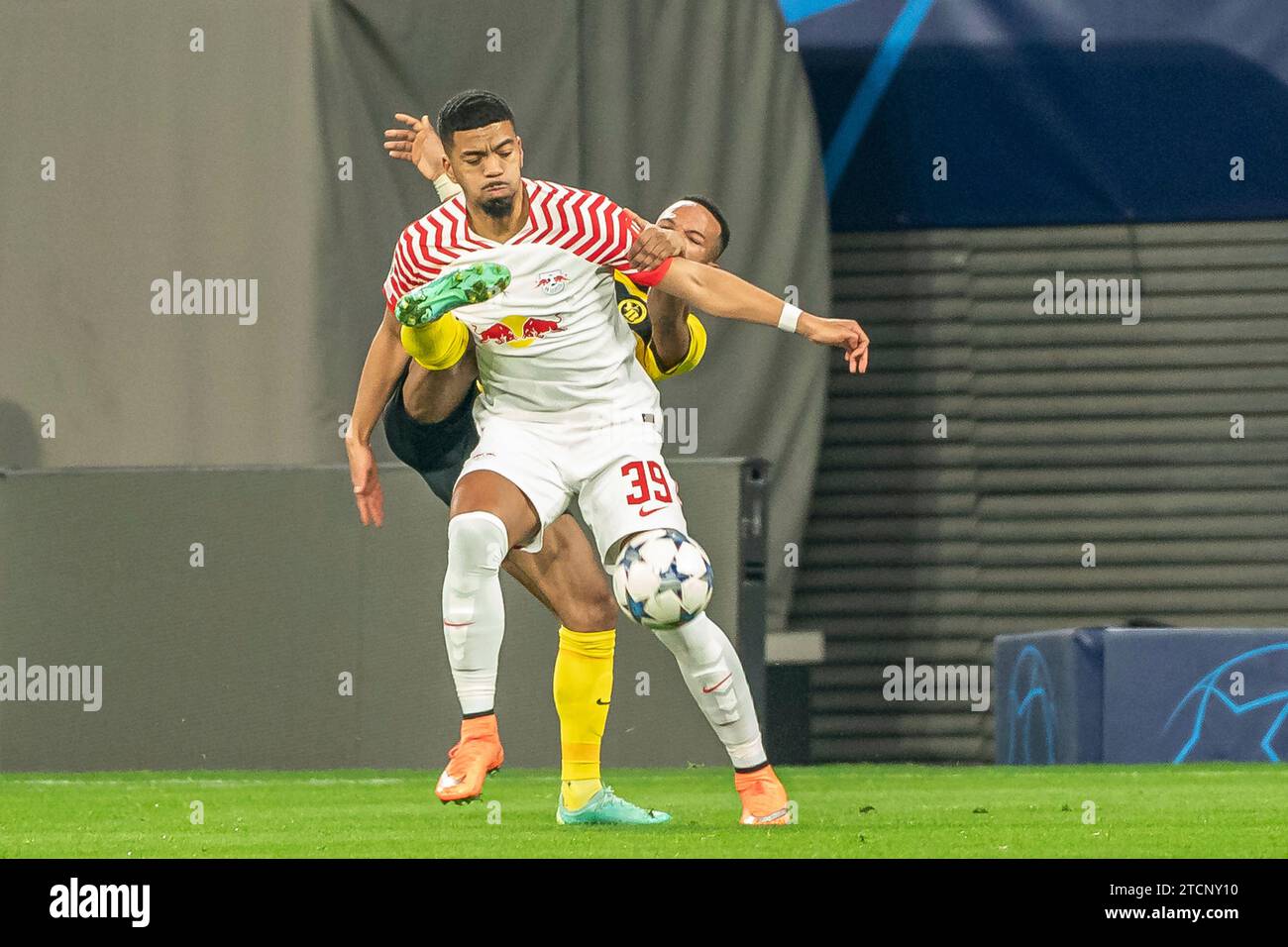 Leipzig, Deutschland 13. Dezember 2023: Champions League - 2023/2024 - RB Leipzig vs. Junge Jungen Bern im Bild: v. li. im Zweikampf Benjamin Henrichs (Leipzig) und Meschak Elia (Bern) Stockfoto