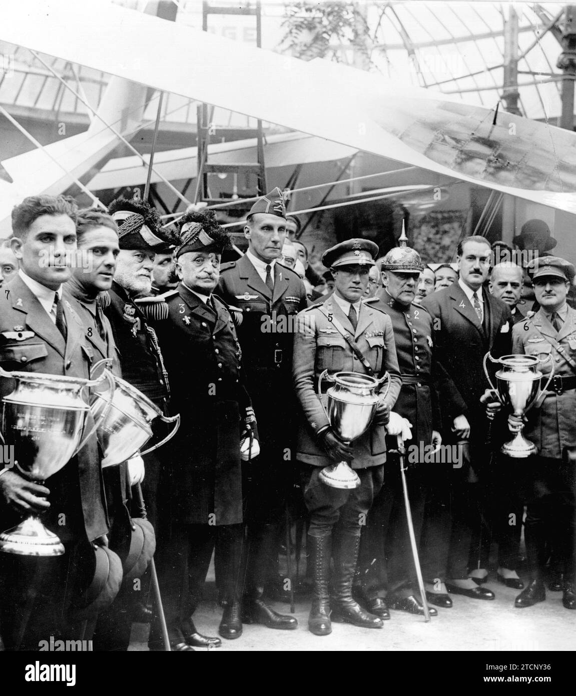 09/30/1926. Madrid. Zur Eröffnung der Luftfahrt-Ausstellung. Der Infante D. Alfonso (1), mit den Kriegsministern (2) und den Kriegsministern (3) und dem Bürgermeister (4), nach der Lieferung der Becher, die der Stadtrat von Madrid den Piloten des Madrider Fluges gewidmet hat - Manila, Messrs. Gallarza (5), Estevez (6) und ihre Mechaniker Calvo (7) und Prez (8). Quelle: Album / Archivo ABC / Julio Duque Stockfoto