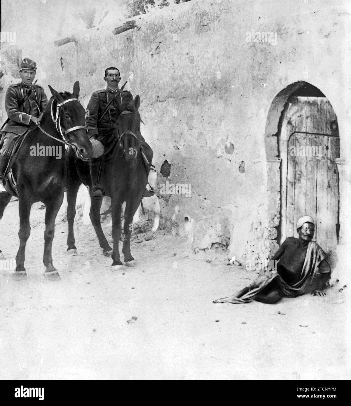 10/31/1911. Krieg und Pest in Tripolitanien. Italienische Kavallerie Wächter bewachen einen Araber, von Cholera angegriffen, warten auf ärztlichen Dienst. Quelle: Album / Archivo ABC / M. Rol Stockfoto