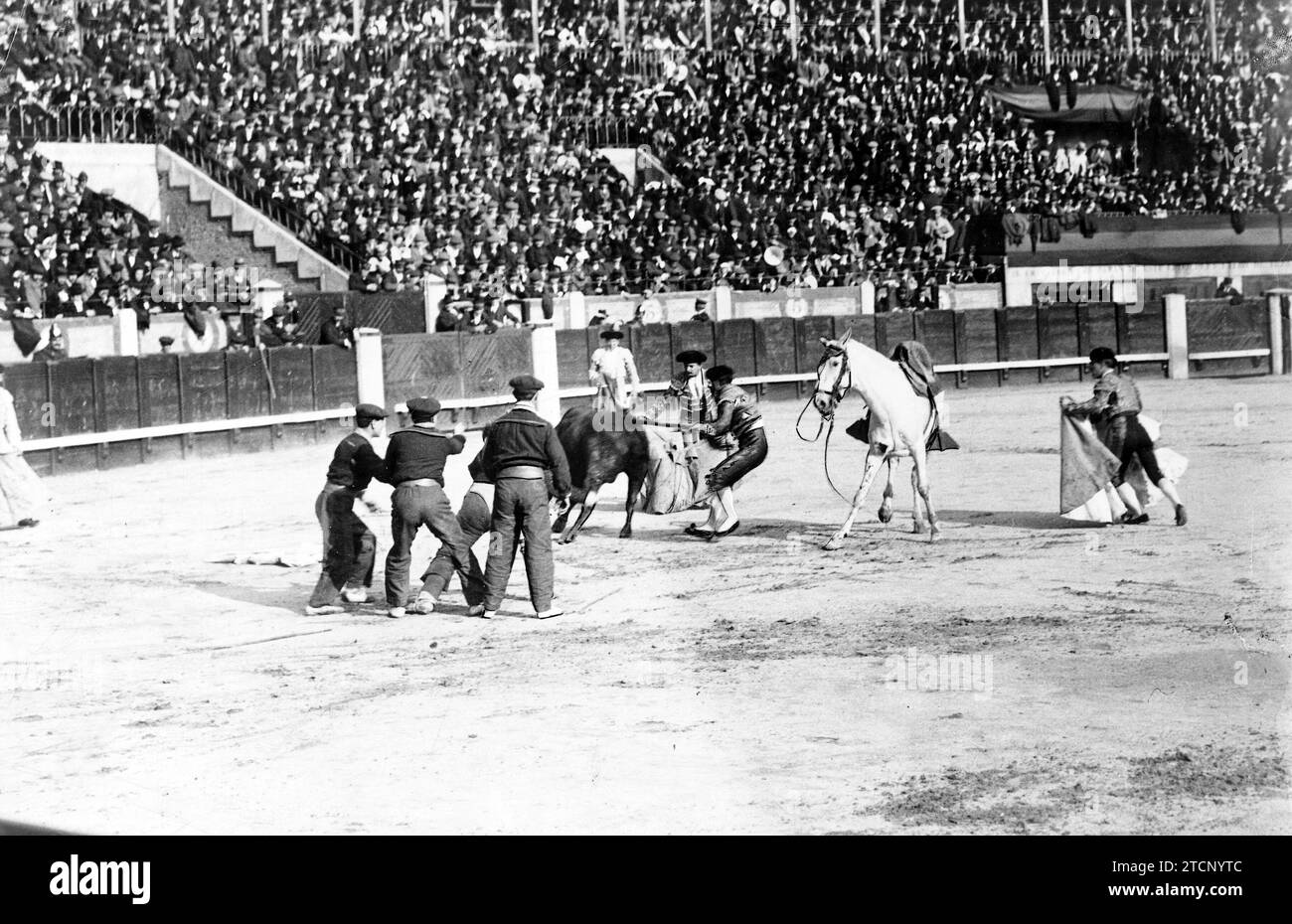 03/30/1913. Der Stierkampf gestern in Madrid. Der Malaga-Rechtshänder Paco Madrid, der einen Stier in einem gefährlichen Fall von einem Picador tritt. Quelle: Album / Archivo ABC / Julio Duque Stockfoto