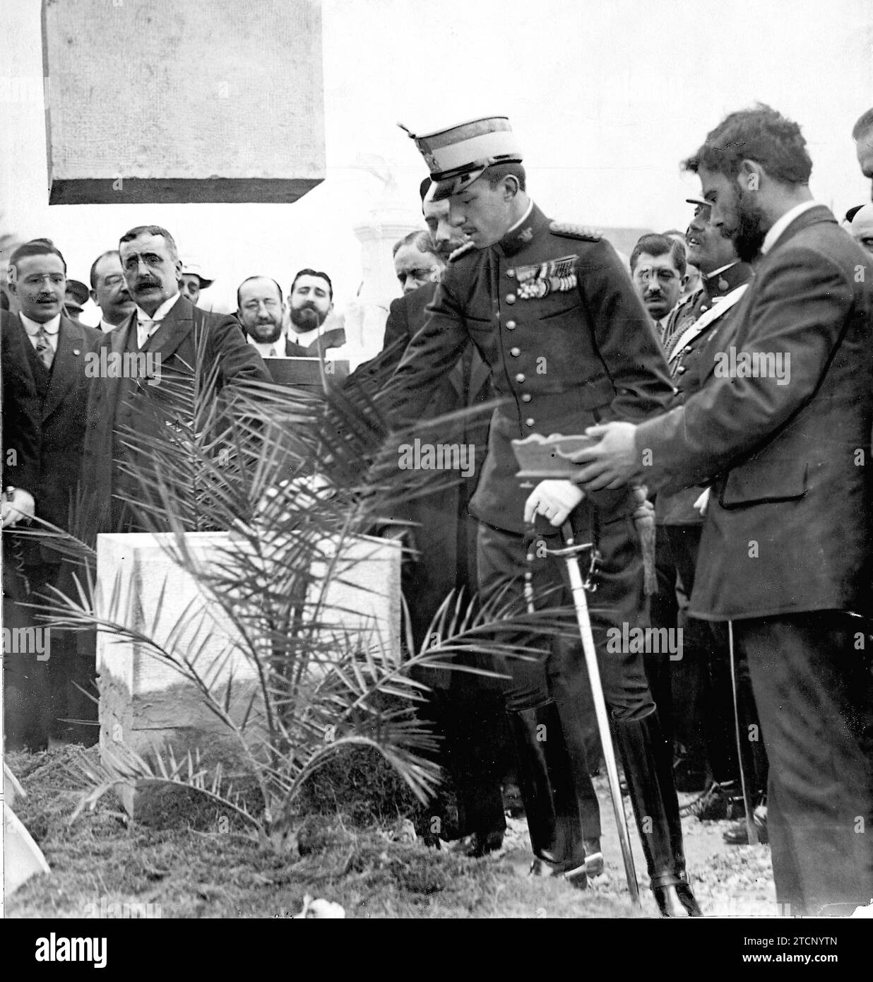 Valencia, April 1910. Seine Majestät der König Don Alfonso XIII. Legte Cabo Noval und anderen Helden des Rif-Feldzugs den ersten Stein des Denkmals. Quelle: Album/Archivo ABC Stockfoto