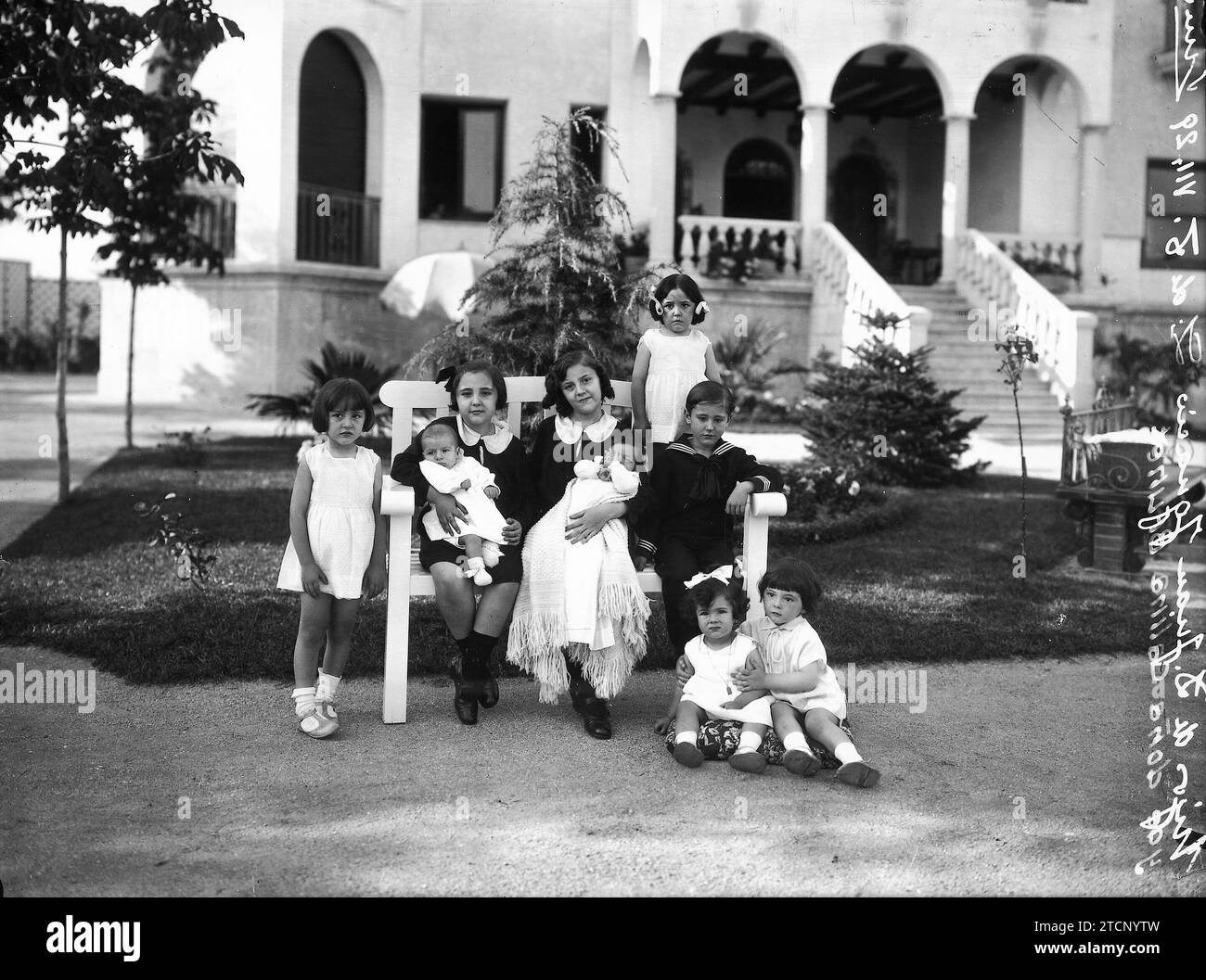 Madrid, Juli 1928. Don Guillermo Luca de Tena, ein Jahr alt, mit seinen Brüdern im Garten seines Hauses. Quelle: Album/Archivo ABC Stockfoto