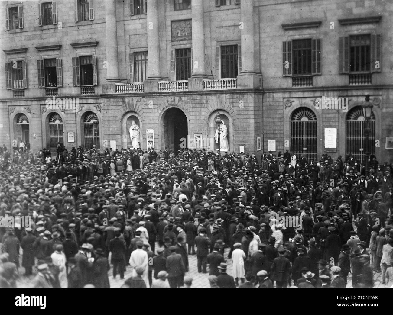 12/31/1912. Turbulenter Protest in Barcelona. Erscheinen der Plaza de San Jaime zu Beginn des Protestes der Gilden, um sie zum Treffen der assoziierten Mitglieder zu bringen. Quelle: Album / Archivo ABC / José Arija Stockfoto