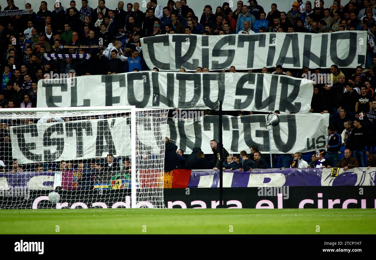 MADRID. 30. Oktober 2013. Banner unterstützt Cristiano Ronaldo beim Spiel der La Liga zwischen Real Madrid und Sevilla im Santago Bernabeu. Bild Oscar del Pozo ARCHDC. Quelle: Album / Archivo ABC / Oscar del Pozo Stockfoto