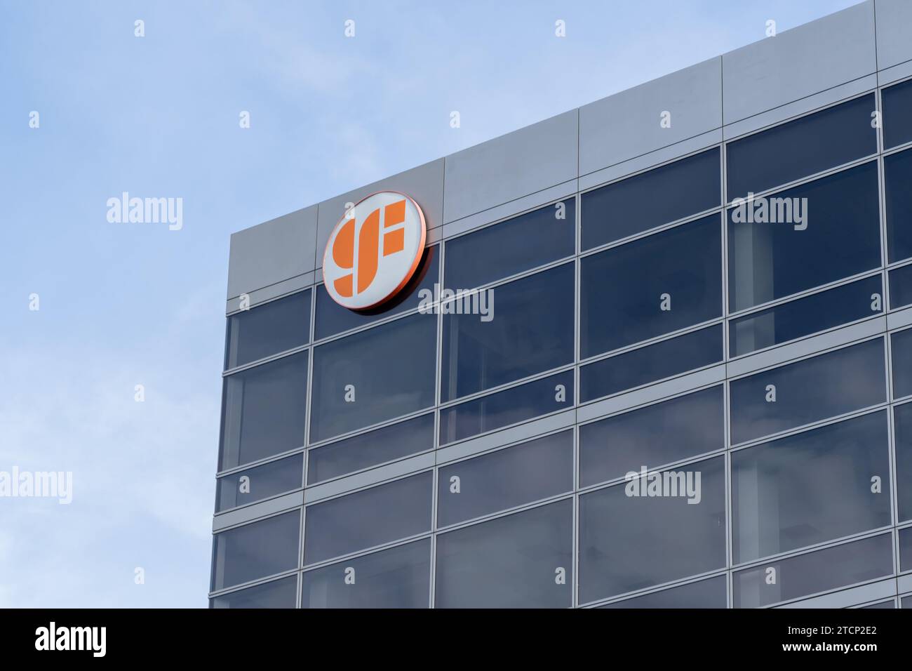 gf (GlobalFoundries) Logo auf dem Bürogebäude in Silicon Valley, Santa Clara, Kalifornien, USA Stockfoto