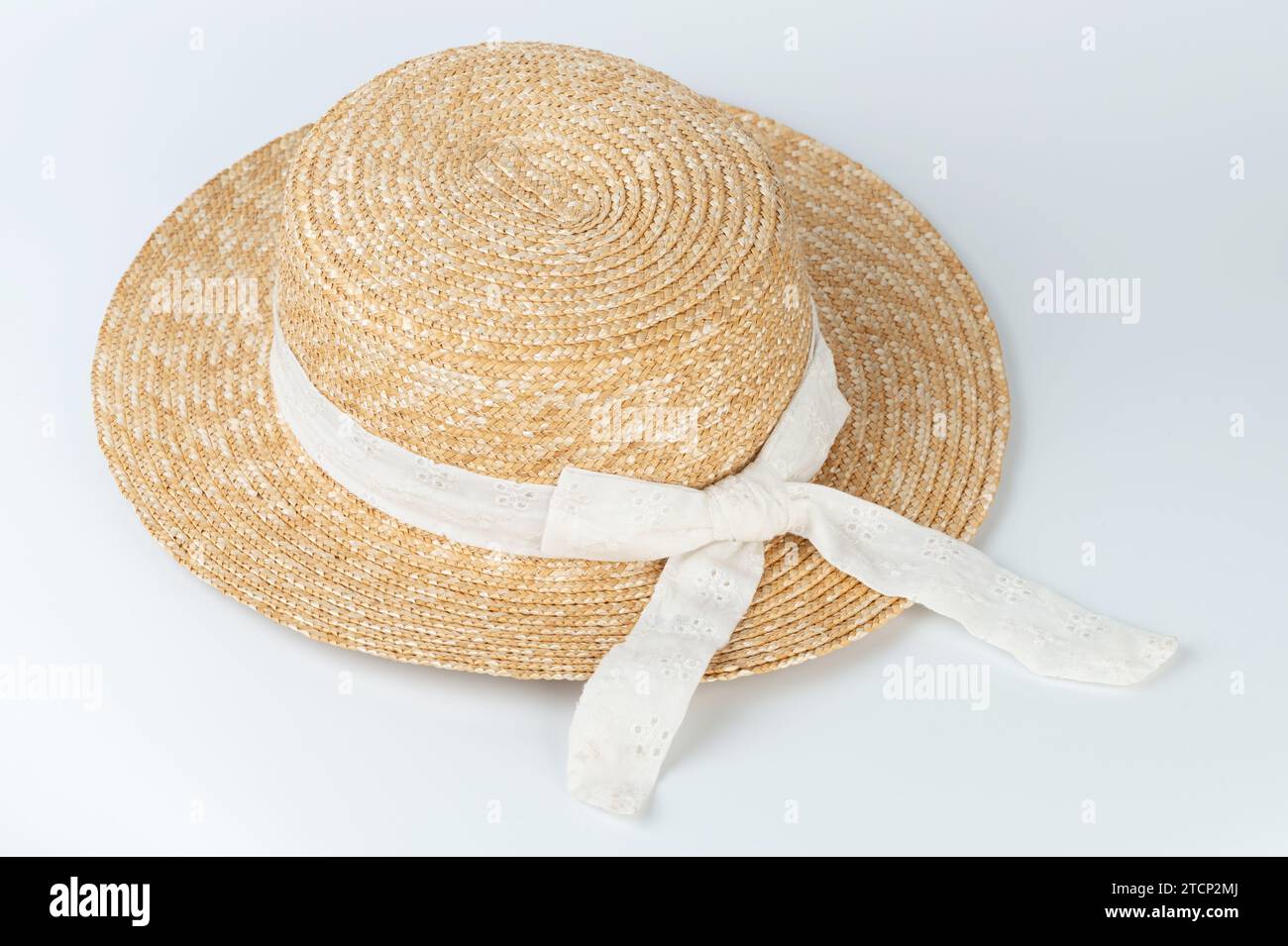 Strohsommerhut mit weißem Band isoliert auf weißem Studiohintergrund Stockfoto