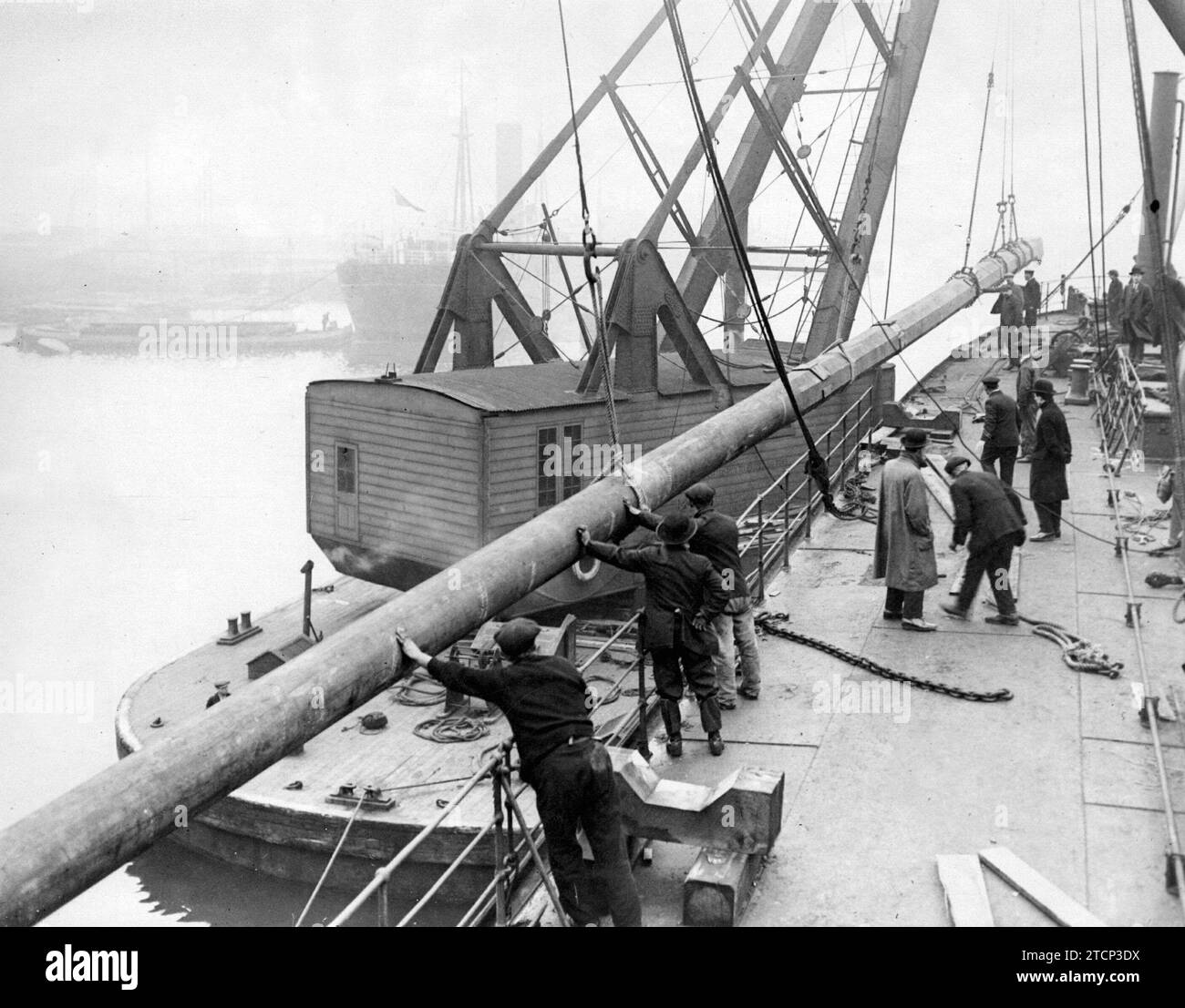 12/31/1915. Der längste Kofferraum der Welt. Landung an den London Docks of Victoria and Alberto A Trunk, von English Columbia, der nach dem Zerstören 215 Fuß lang und 34 Quadratzoll an der Base und 12 Quadratzoll am oberen Ende misst, wobei sein Gewicht 18 Tonnen beträgt. Quelle: Album / Archivo ABC / Vidal Stockfoto