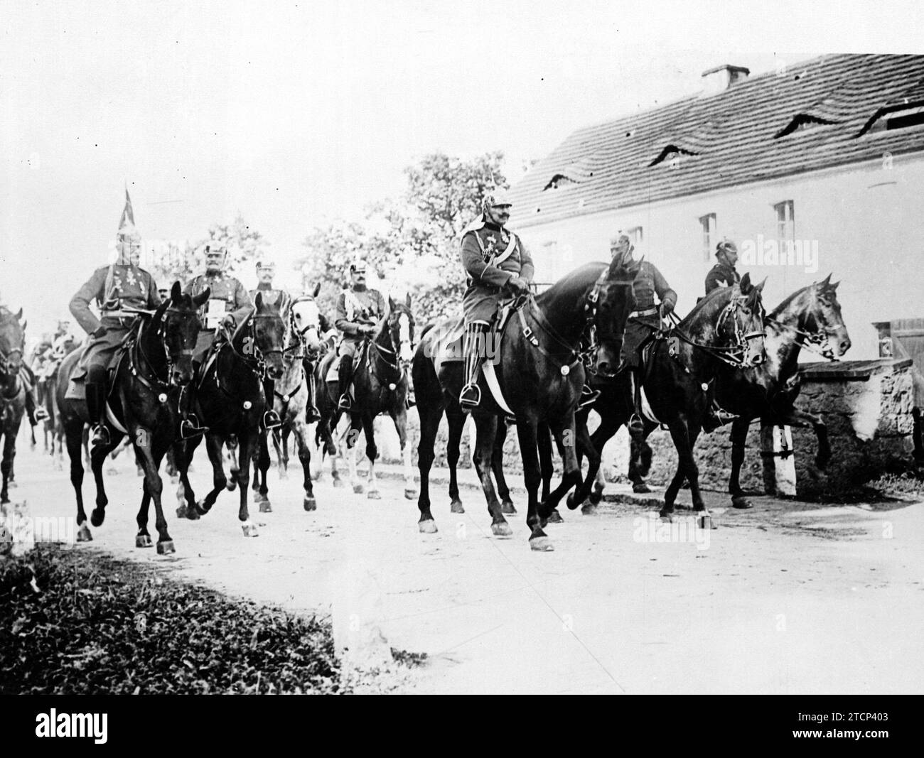 10/31/1914. Der Kaiser von Deutschland. Kaiser Wilhelm II., zu Pferd, mit seinem ganzen Stab. Quelle: Album / Archivo ABC / Louis Hugelmann Stockfoto