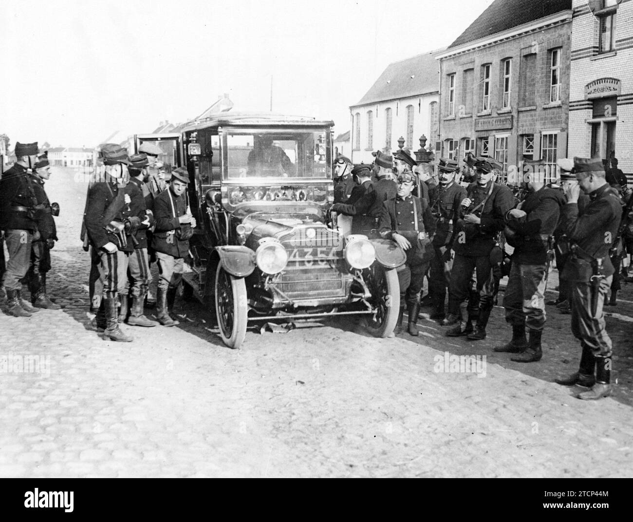 10/01/1914. Journalisten im Krieg. Auto englischer Journalisten, die von belgischen Soldaten angehalten wurden, um nach Pässen zu fragen. Quelle: Album / Archivo ABC / Louis Hugelmann Stockfoto