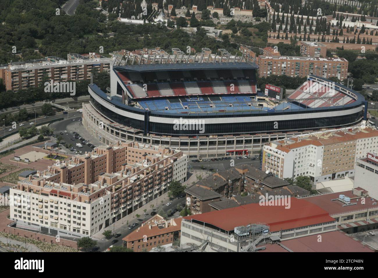 06/02/2005. 03-06-05. Madrid. Blick auf die Stadt aus der Vogelperspektive. Im Bild: Vicente Calderón, der Fluss Manzanares und seine Umgebung. Quelle: Album / Archivo ABC / José María Barroso Stockfoto