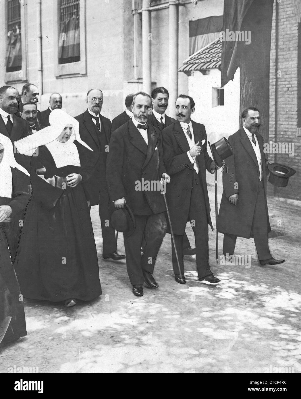 07/13/1914. Im Provinzkrankenhaus von Madrid. Der Innenminister, der Zivilgouverneur, Präsident der Deputation und Schwester Ventura, Oberin des Provinzkrankenhauses, der wir den Bau der Neuen Abteilung für die ansteckenden Kranken verdanken, die gestern feierlich eingeweiht wurden. Quelle: Album / Archivo ABC / José Zegri Stockfoto