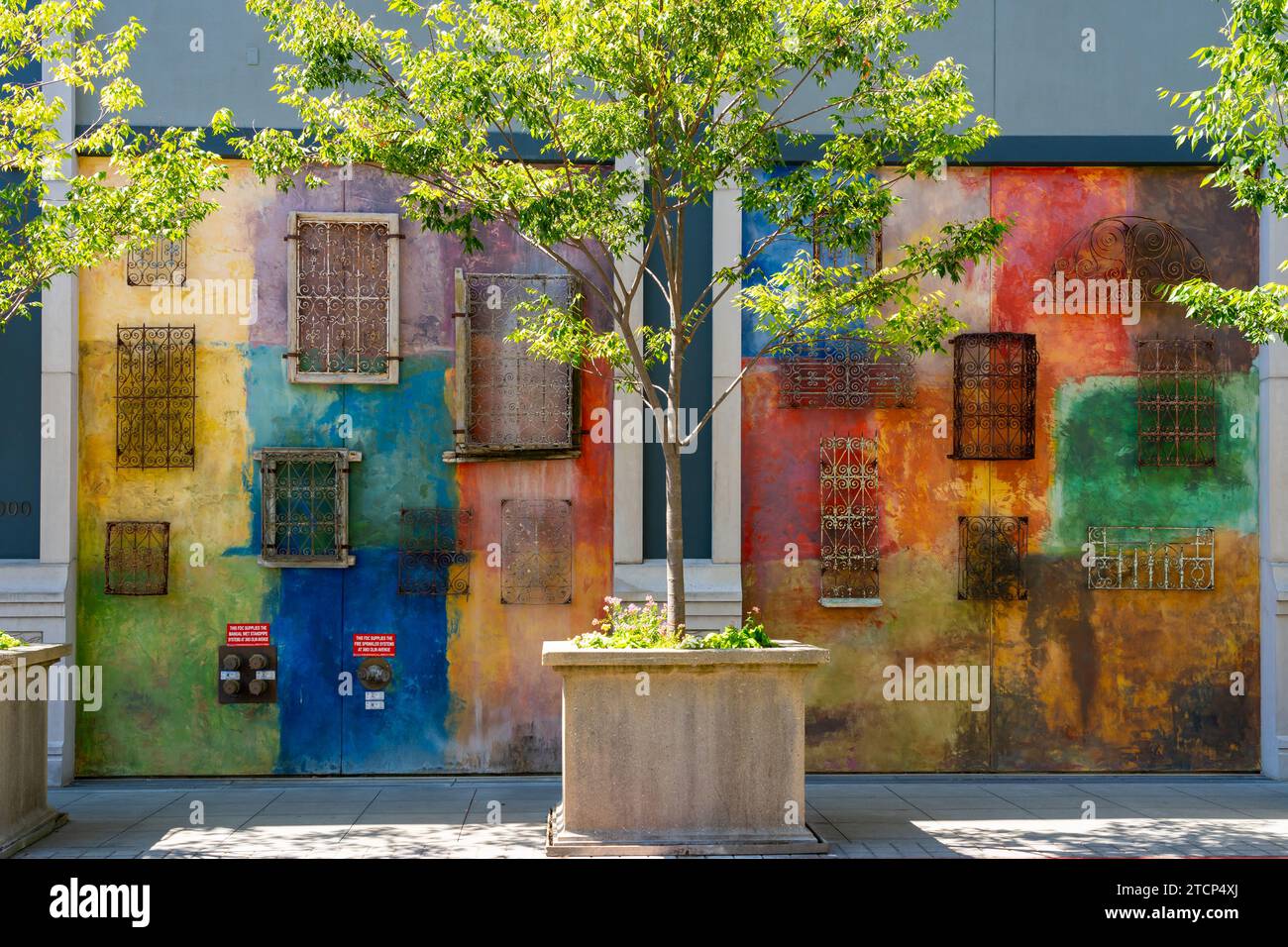 Farbenfrohe Wand mit schmiedeeisernen Mustern in einer Gasse in Santana Row, San Jose, Kalifornien, USA Stockfoto