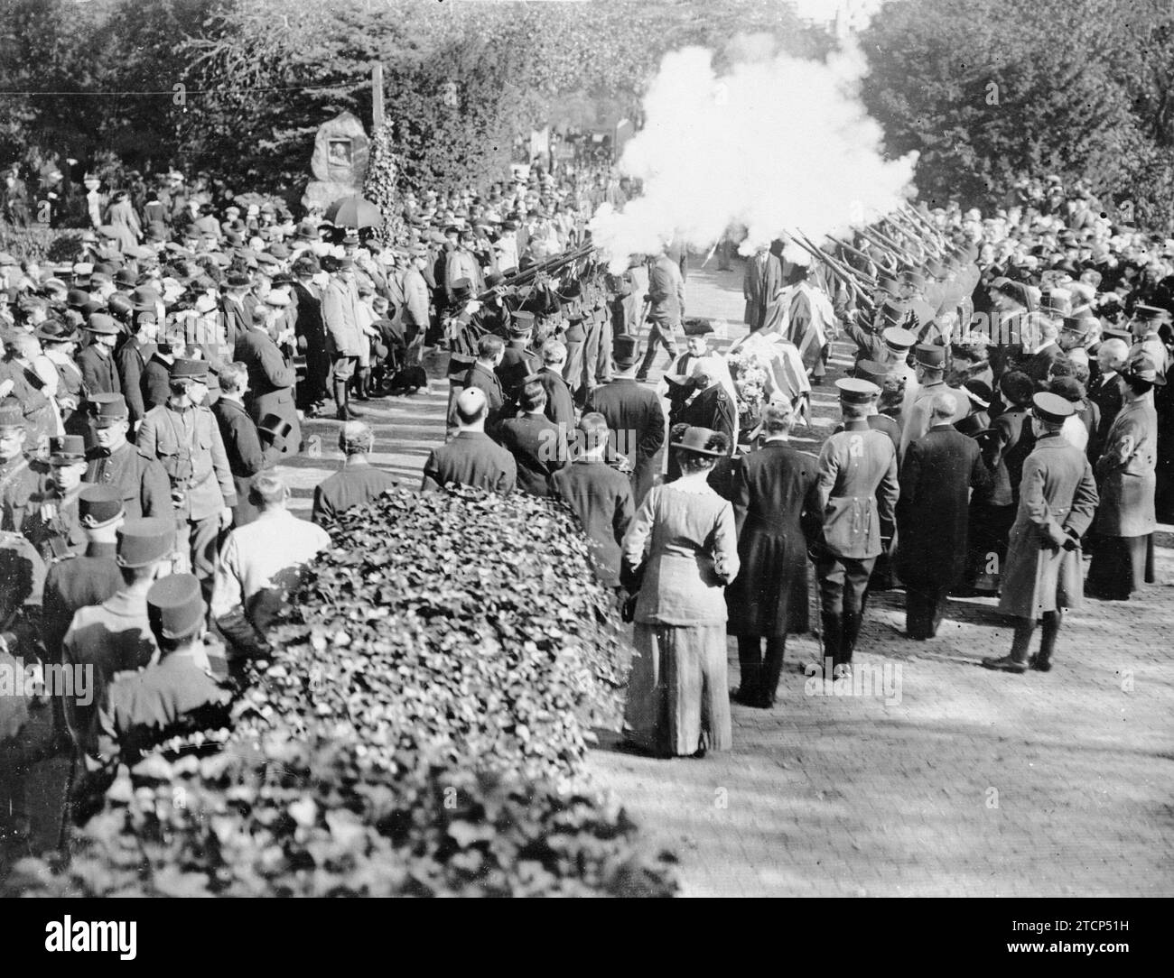 09/30/1914. Die Hommage an die Helden. Niederländische Soldaten feuerten Gewehrsalute auf das Begräbnis der englischen Seeleute ab, die beim Verlust der Kreuzer „Hogue“, „Crerssy“ und „Aboukir“ ums Leben kamen und deren Überreste auf dem Generalfriedhof von den Haag begraben wurden. Quelle: Album / Archivo ABC / Louis Hugelmann Stockfoto
