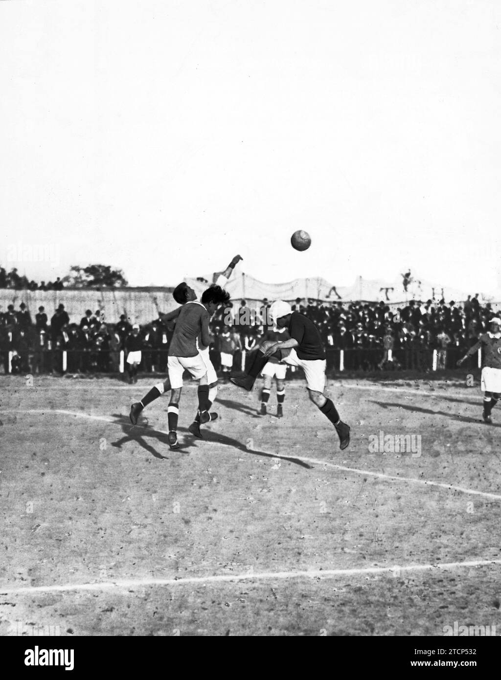 05/13/1915. Der Prinz von Asturien Cup aus „Foot-Ball“. Ein Stück aus dem interessanten Spiel, das die Nord- und Zentralmannschaften gestern Nachmittag im Athletic Field gespielt haben. Quelle: Album / Archivo ABC / Ramón Alba Stockfoto