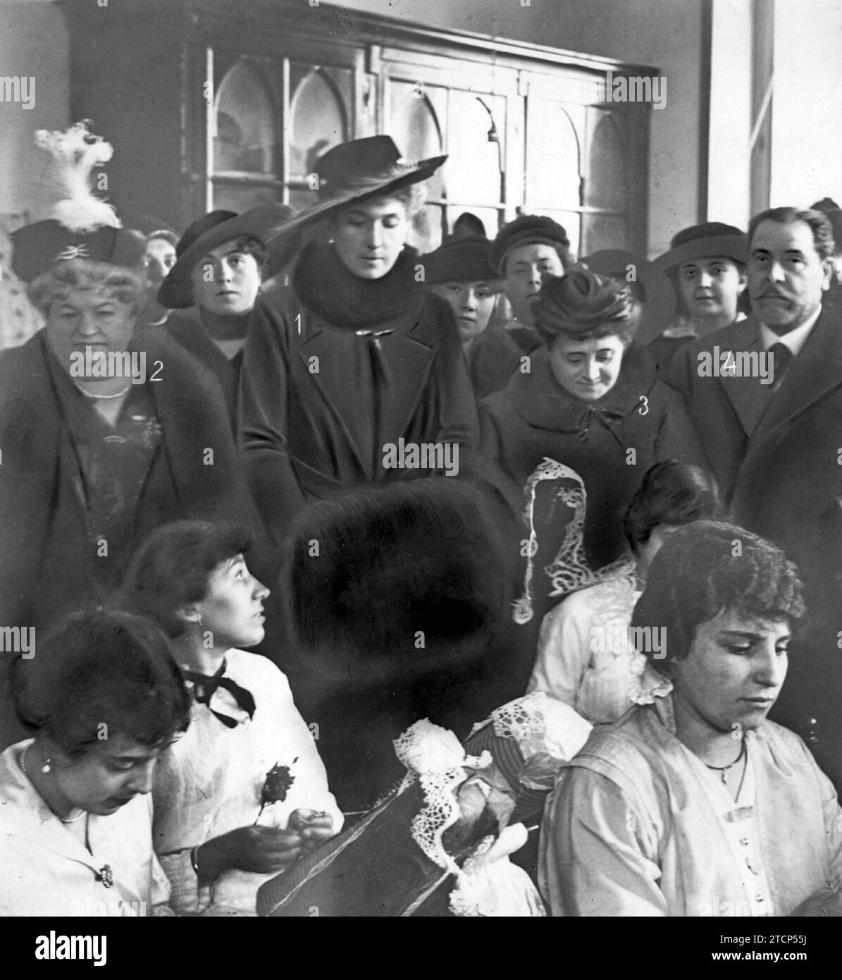 03/19/1916. In der Lace-Werkstatt in der Bailén Street. Ihre Majestät Königin Victoria Eugenia (1) während ihres gestrigen Besuchs in der interessanten Institution, begleitet von den Gräfin von Pardo Bazán (2) und San Rafael (3) und dem Minister für öffentliche Instruktion (4). Quelle: Album / Archivo ABC / Ramón Alba Stockfoto