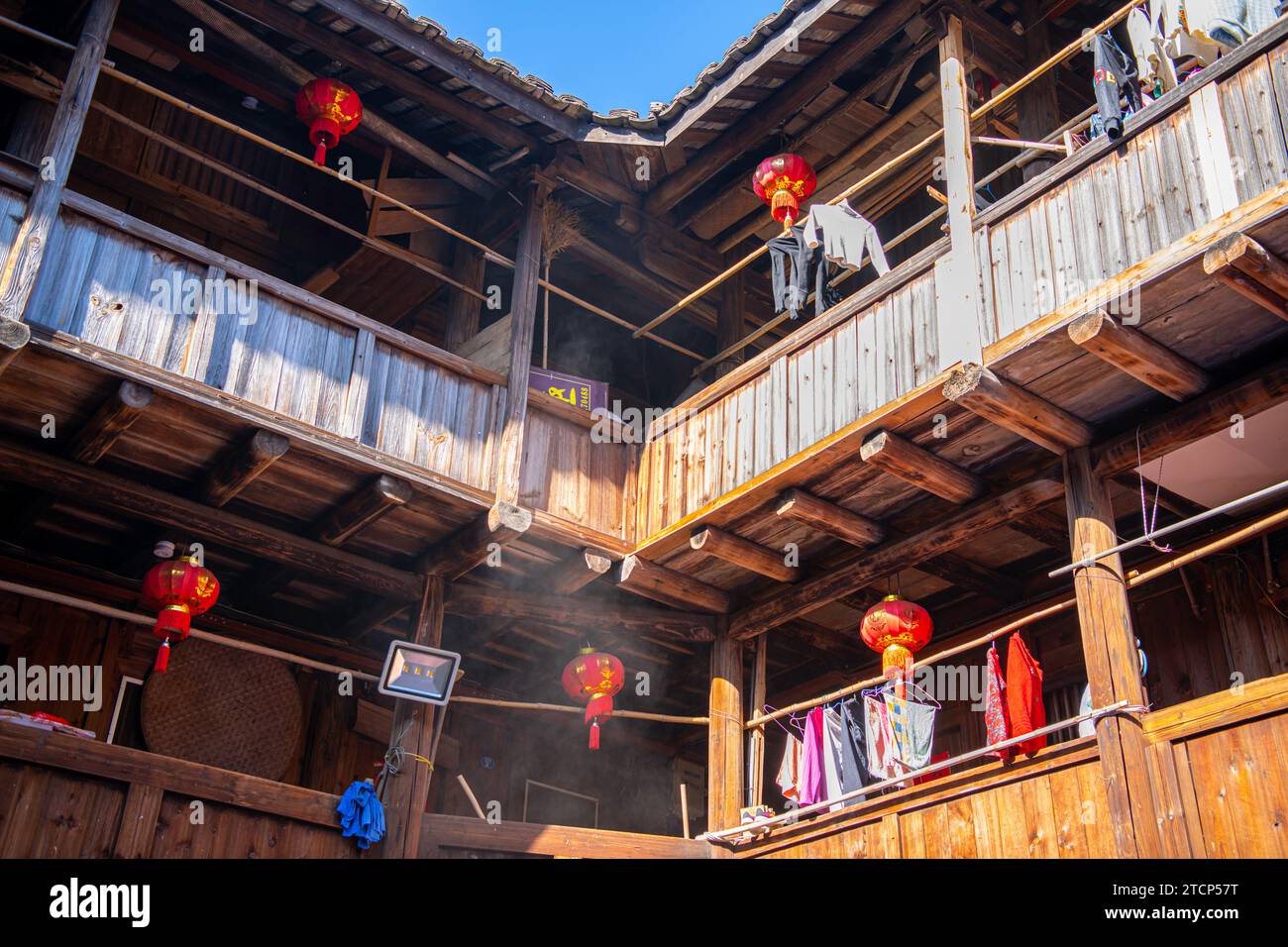 20. FEBRUAR 2023, FUJIAN, CHINA: Bild im Inneren des quadratischen Daches Tulou, Fujian, China. Übersetzung aus dem chinesischen Erdgebäude. UNESCO Welt He Stockfoto 20. FEBRUAR 2023, FUJIAN, CHINA: Bild im Inneren des quadratischen Daches Tulou, Fujian, China. Übersetzung aus dem chinesischen Erdgebäude. UNESCO Welt He Stockfoto