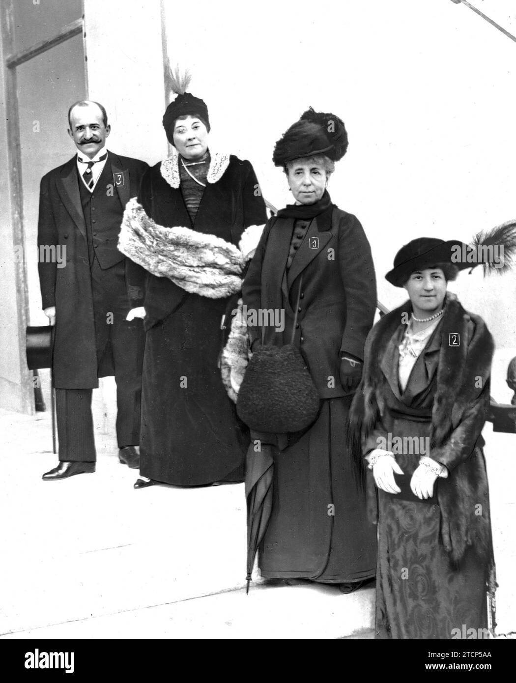 03/12/1914. Regia besucht das Rubio-Institut. Königin María Cristina (1) und Erzherzogin Isabel von Österreich (2) mit dem Grafen von Romanonen während des Besuchs gestern Nachmittag in dem Pavillon, den der Graf der Romanonen exklusiv für Cojos bauen ließ. Quelle: Album / Archivo ABC / José Zegri Stockfoto