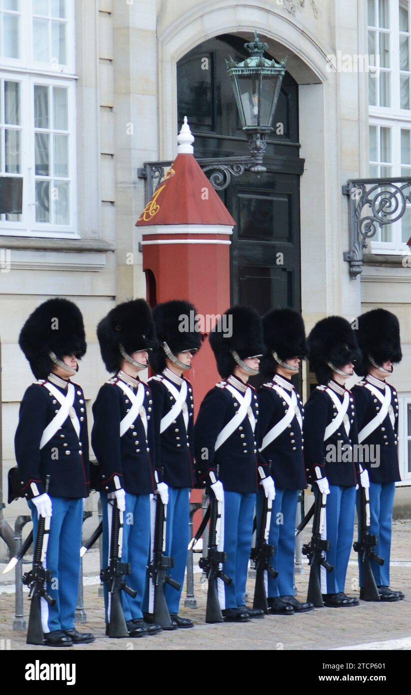 Wechsel der königlichen dänischen Garde im Schloss Amalienborg in Kopenhagen, Dänemark. Stockfoto