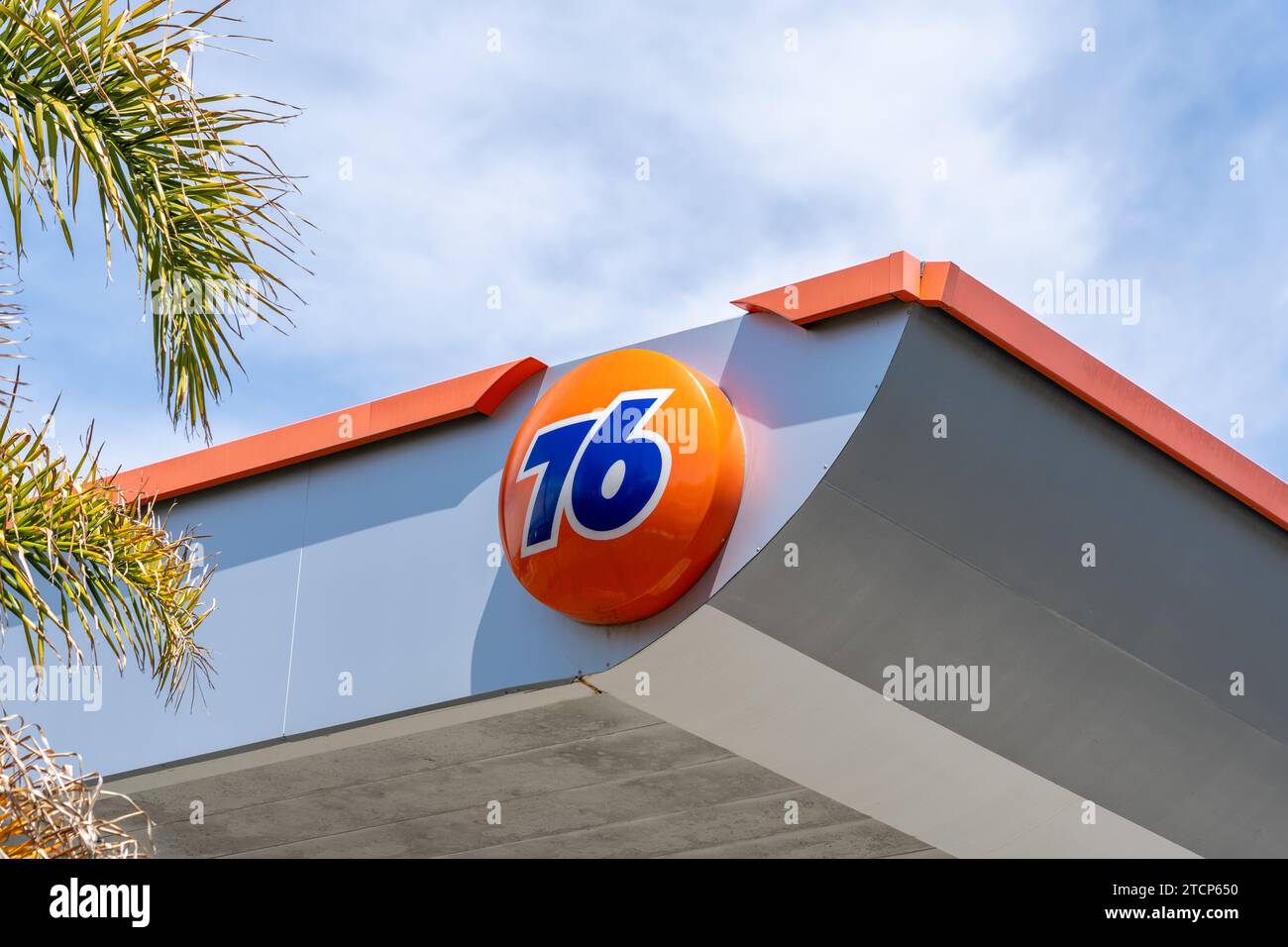 Das Logo einer Tankstelle von 76 ist in Fremont, KALIFORNIEN, USA, zu sehen Stockfoto