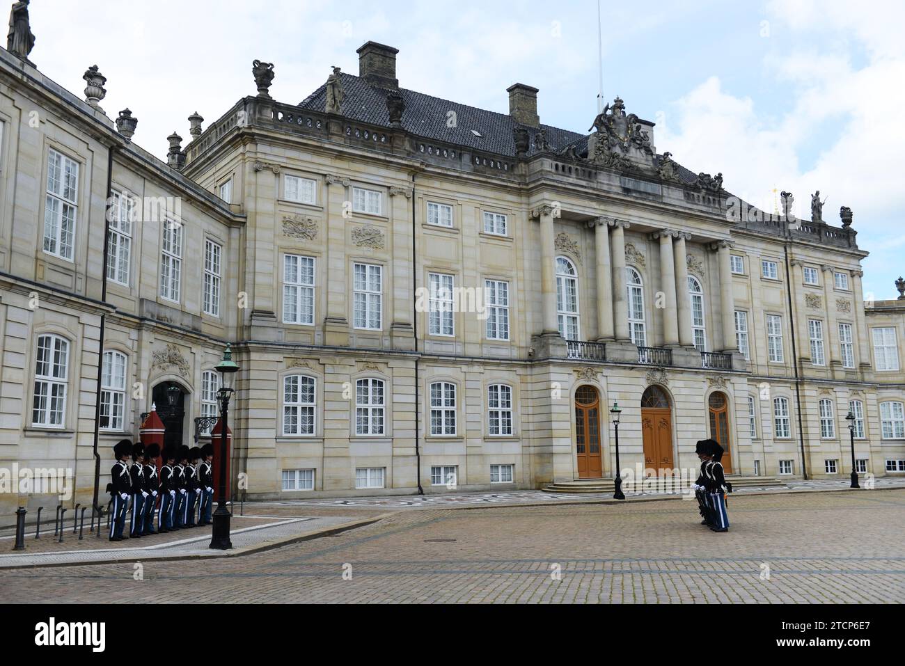 Wechsel der königlichen dänischen Garde im Schloss Amalienborg in Kopenhagen, Dänemark. Stockfoto