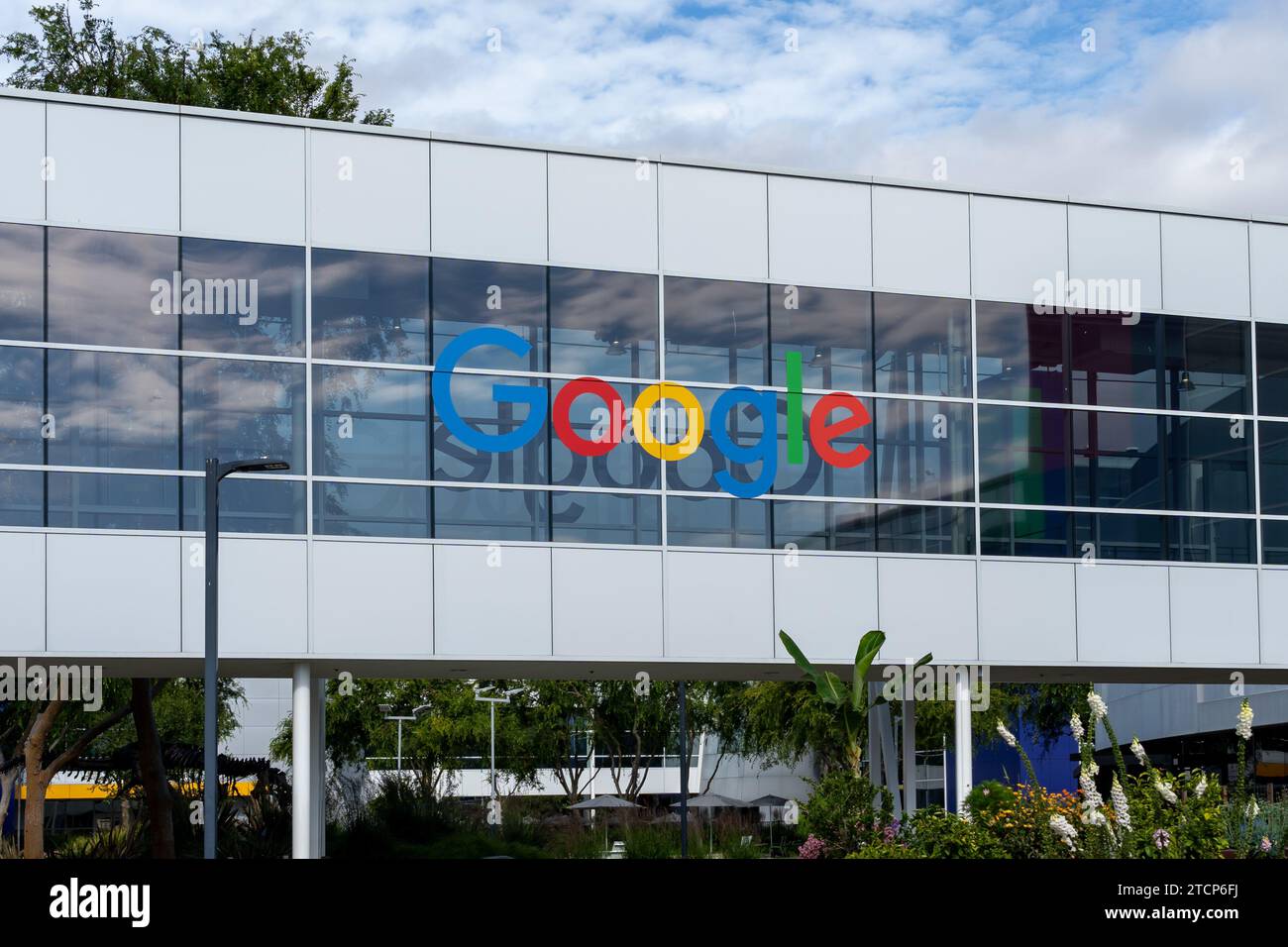 Google-Logo auf dem Gebäude am Hauptsitz in Silicon Valley, Mountain View, Kalifornien, USA Stockfoto