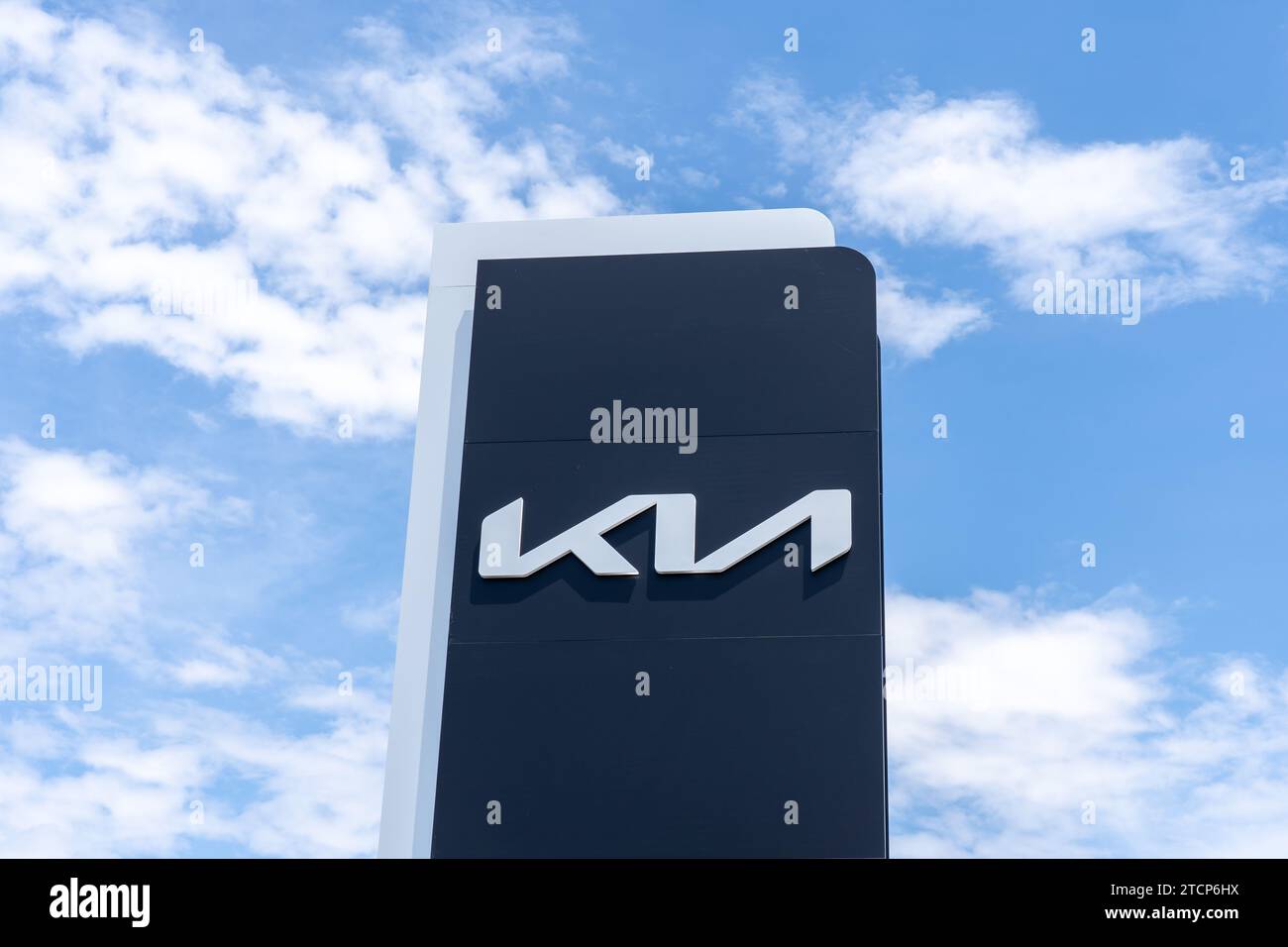 Nahaufnahme des Kia-Logos im Händlerbetrieb in Dublin, Kalifornien, USA Stockfoto