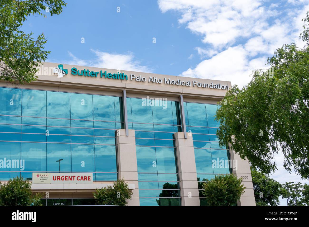 Das Schild „Sutter Health Palo Alto Medical Foundation“ auf dem Gebäude am Dublin Gateway Medical Center in Dublin, Kalifornien, USA Stockfoto