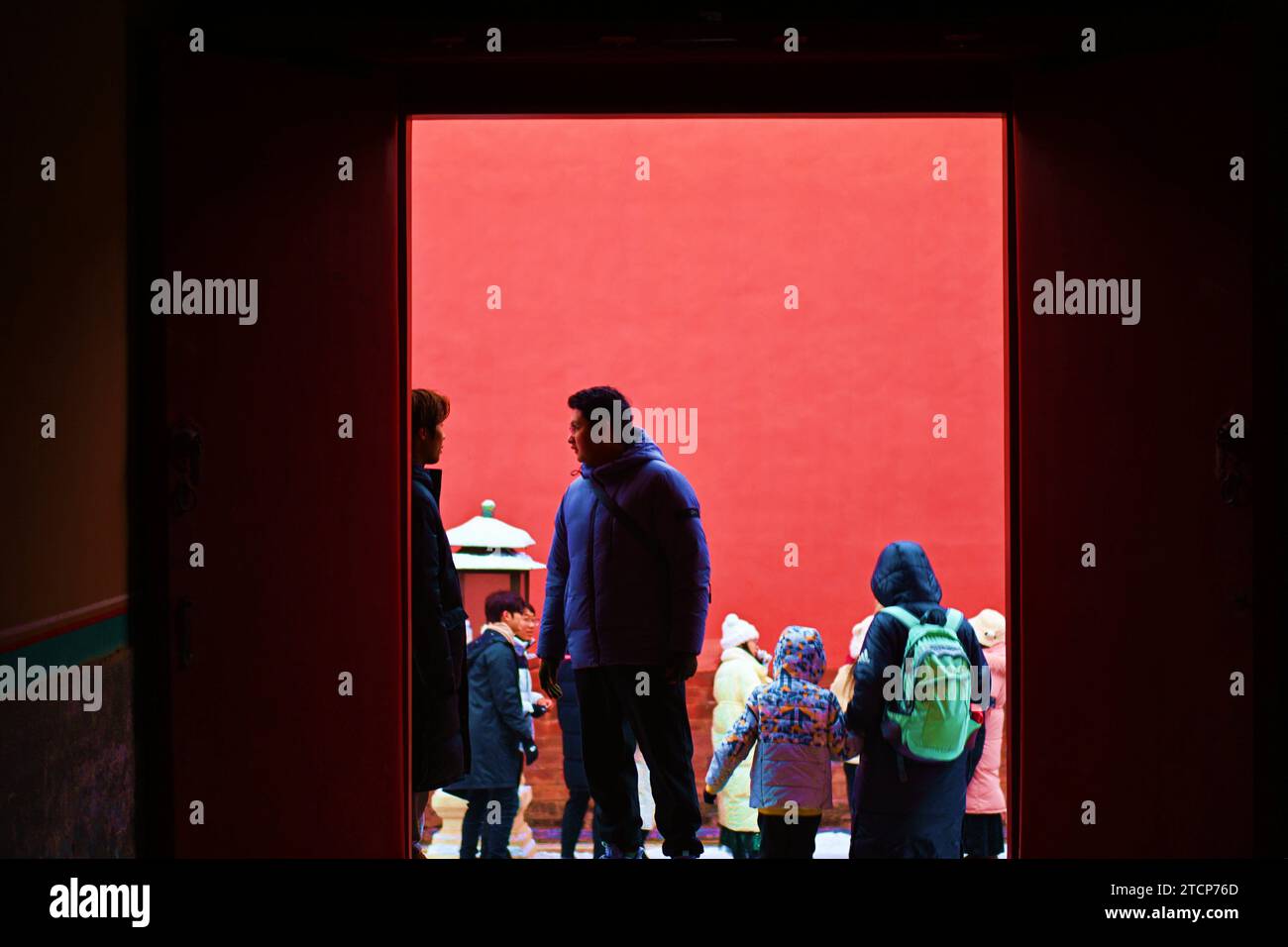 PEKING, CHINA - 13. DEZEMBER 2023 - Touristen genießen Schnee in der Verbotenen Stadt in Peking, Hauptstadt von China, 13. Dezember 2023. Stockfoto