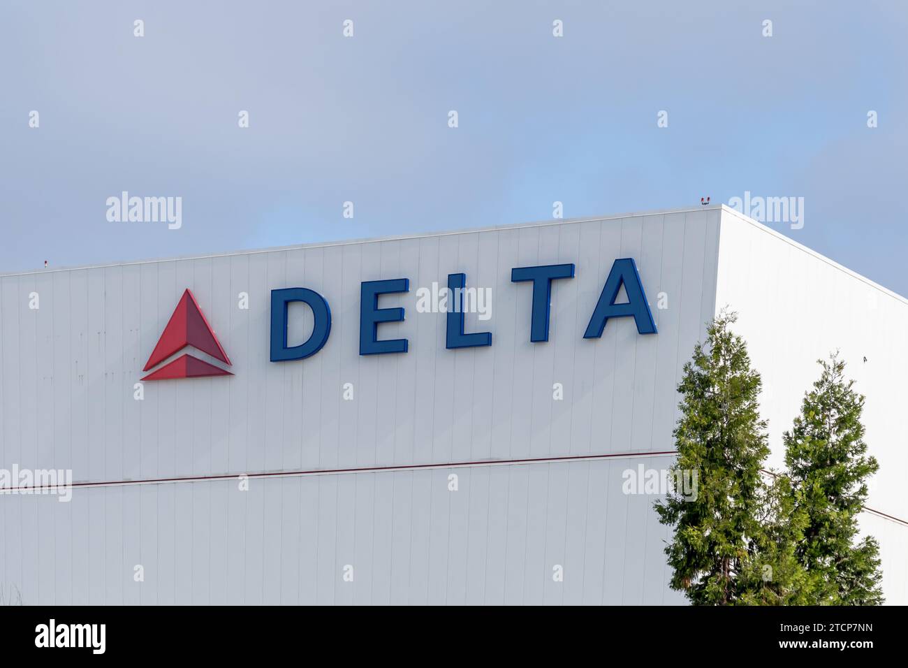 Nahaufnahme des Delta-Schilds am Gebäude am Seattle-Tacoma International Airport in SeaTac, WA, USA Stockfoto