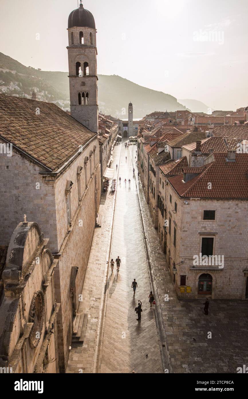 Blick hinunter auf die Stradun von Dubrovnik am frühen Morgen, Kroatien Stockfoto