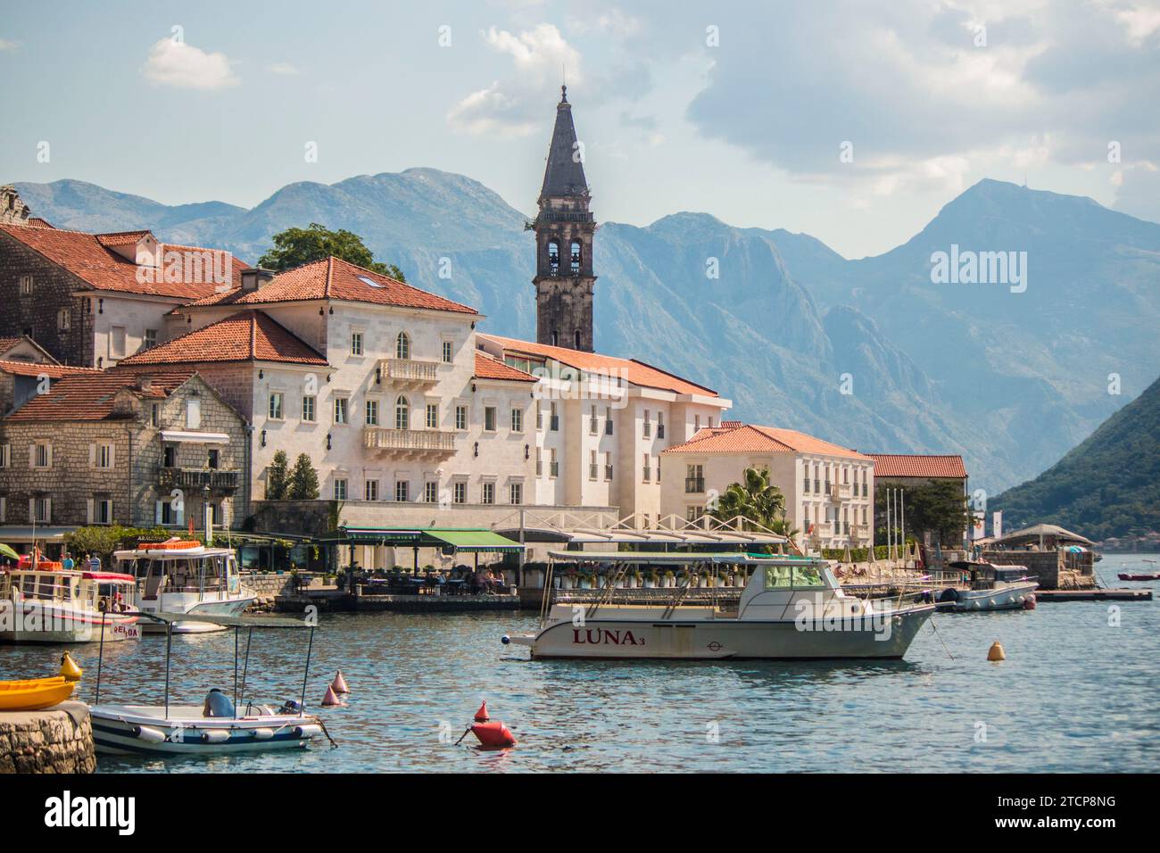Blick auf die UNESCO-geschützte Stadt Perast mit der Bucht von Kotor, die sich in Richtung Kotor, Montenegro, erstreckt Stockfoto
