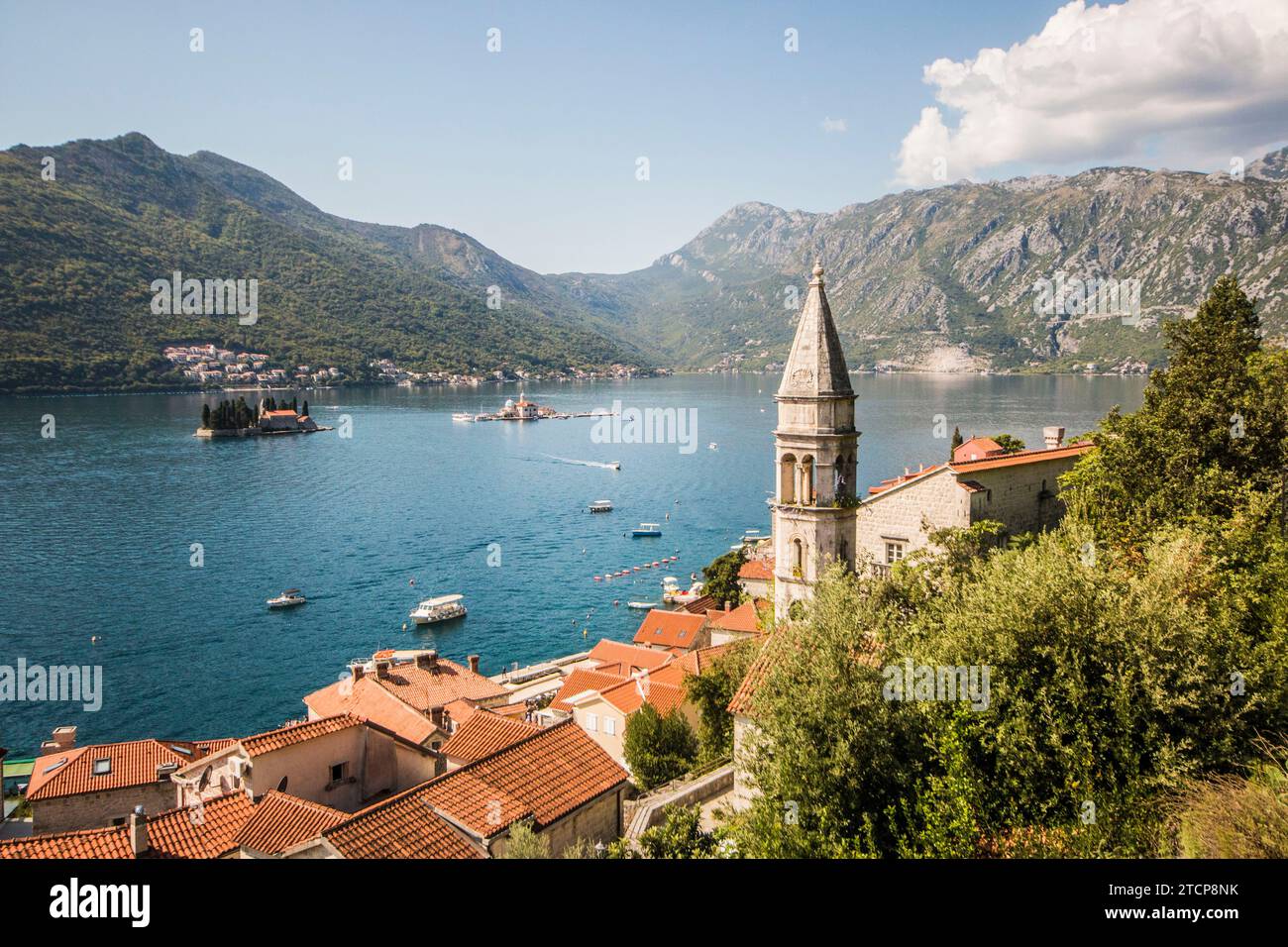 Blick auf die UNESCO-geschützte Stadt Perast mit der Bucht von Kotor, die Inseln unserer Lieben Frau von den Felsen und die Insel St. Georges in Montenegro. Stockfoto