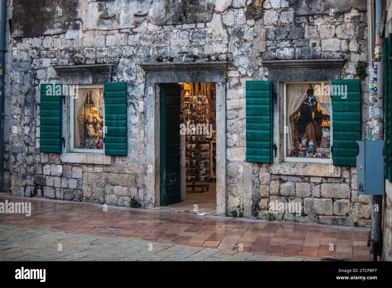 Ein Geschäft in der UNESCO-geschützten Altstadt von Kotor in Montenegro Stockfoto
