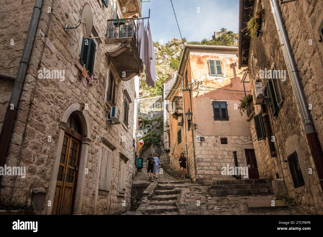 Eine Straße in der Altstadt, die in Richtung der Verteidigung des UNESCO-geschützten Kotor, Montenegro, führt Stockfoto