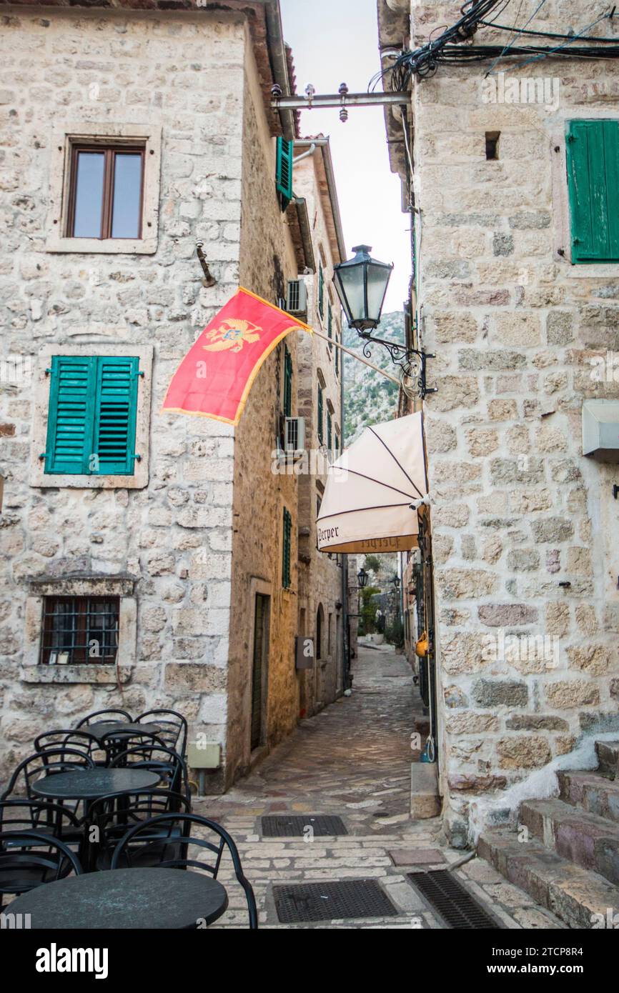 Montenegrinische Flagge auf den Straßen von Kotor Stockfoto