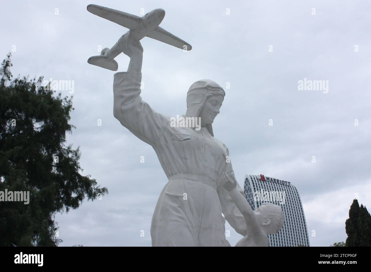 Die weibliche Fliegerstatue in der Nähe des Nuri Lake, Batumi, Georgia Stockfoto