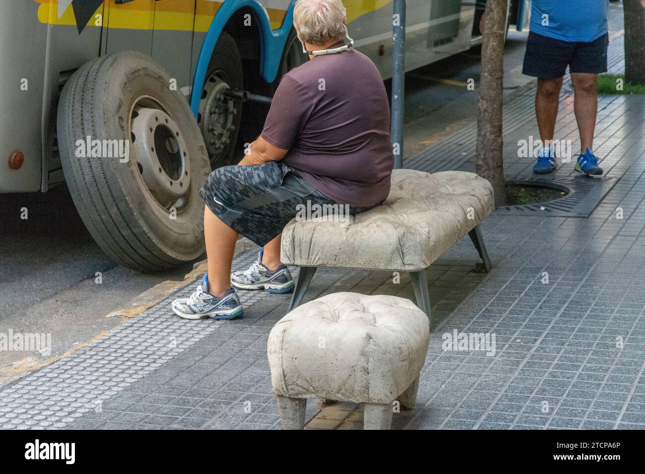 Ungewöhnliche Sitzplätze am Bordstein für Fußgänger in buenos aires. argentinien. südamerika Stockfoto