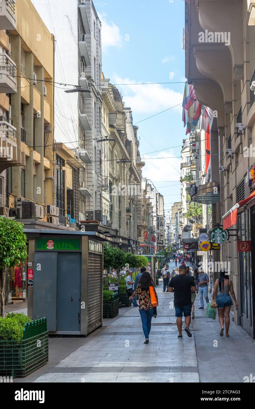Einkaufsstraße in der Nähe des Zentrums von buenos aires. argentinien. südamerika Stockfoto
