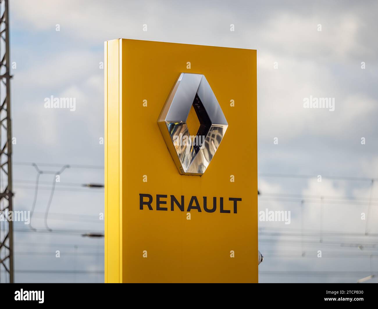 Renault-Logo der französischen Automobilmarke. Das Emblem befindet sich an der Außenseite eines Autohändlers. Die Industrie in Europa ist ein großer Arbeitgeber. Stockfoto