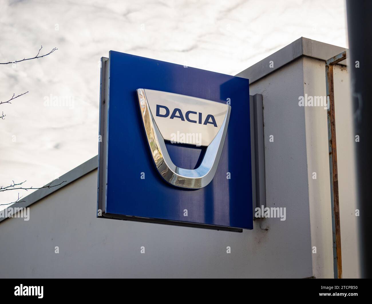 Dacia-Logo des rumänischen Autoherstellers. Das Emblem befindet sich an der Außenseite eines Autohändlergebäudes. Billige Fahrzeuge zum Verkauf in Europa. Stockfoto