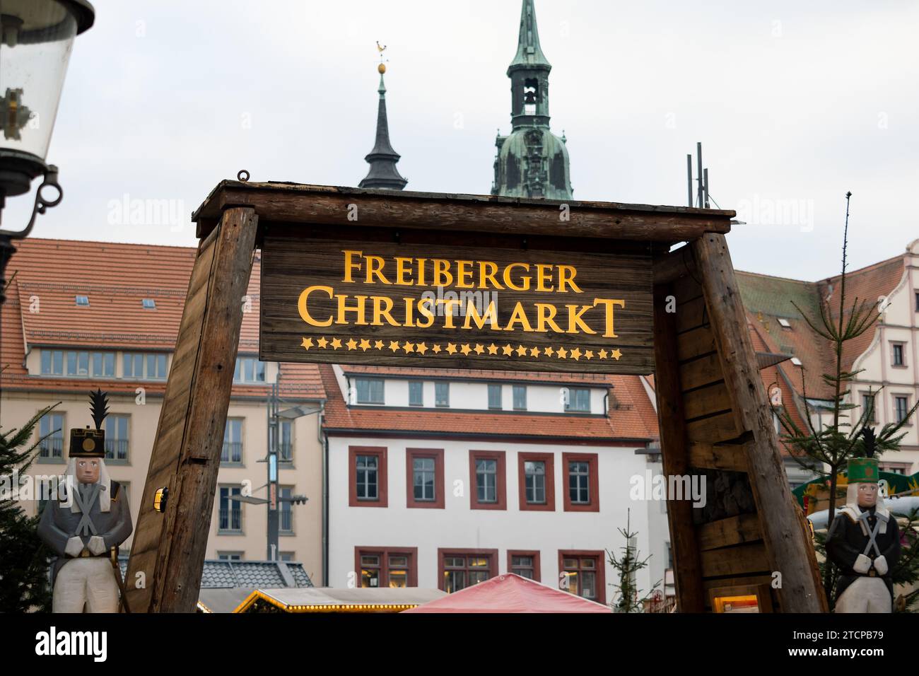 Schild Freiberger Chistmarkt am Eingang. Bergleute sind Teil der Tradition in der Bergbaustadt und verwenden Dekoration. Stockfoto